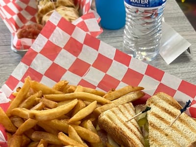 Bobber's Cafe at Shadyside Bait & Tackle