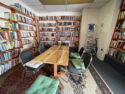 BOOKSHELVES & COFFEECUPS