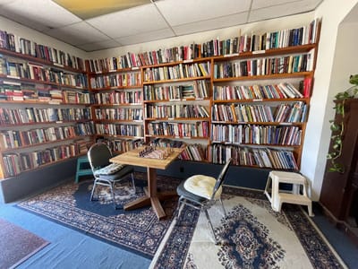 BOOKSHELVES & COFFEECUPS