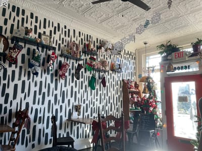 Brewella's Coffee, Crêpes & Collectibles