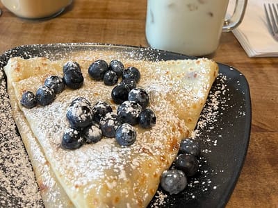 Brewella's Coffee, Crêpes & Collectibles