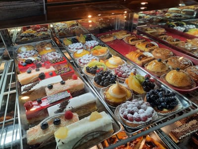 C'est La Vie - Pastries Breakfast & Dinner