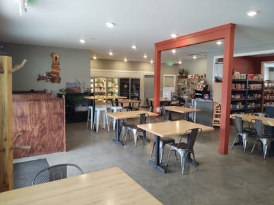 Cafe 31 & 1st Street Market