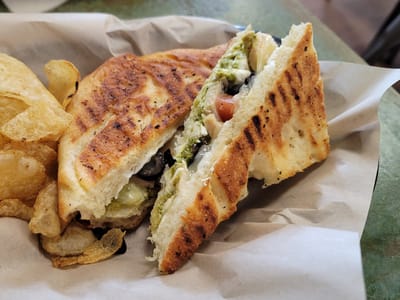 Caffé Dolce 907 - Cheesecake & Coffeehouse