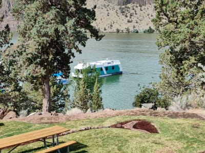 Cove Palisades Store & Cafe