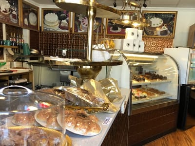 Dino's 24 Karrot Cakes