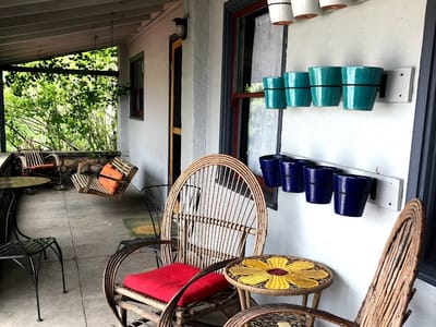 El Mono Motel & Latte Da Coffee Cafe