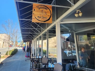 Gaston Pour House: Drinks, Food, Coffee & Lounge