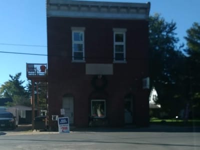 Loami Country Market/ Town Hall Pub