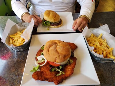 Newton's Paradise Cafe