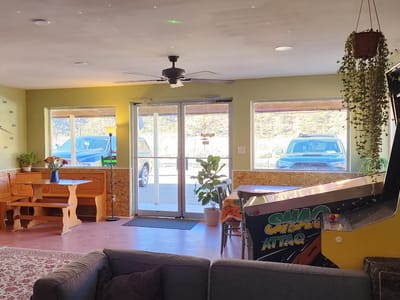 Nomad Cafe & Retro RV Resort