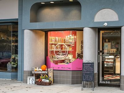 Richelle In A Handbasket