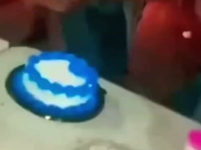 Sedia si beve il thè a 2 gambe