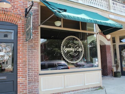 Squeaky’s Cafe and Tavern