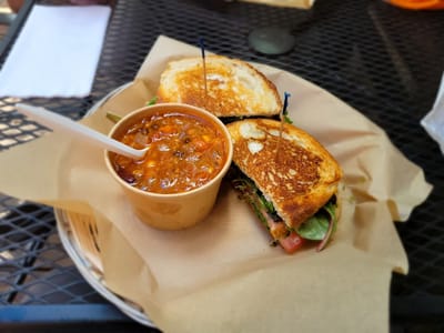 The Earth Café & Deli