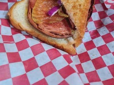 Three Chicks Feed, Seed & Cafe