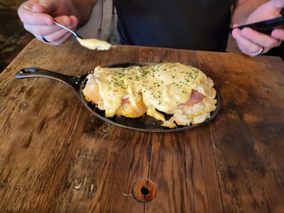 Two Cracked Eggs Cafe