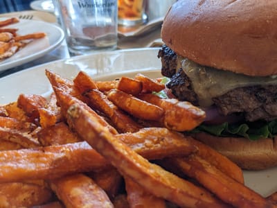 Wonderland Cafe & Lodge